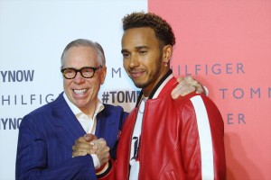（左から）トミー・ヒルフィガー、ルイス・ハミルトン