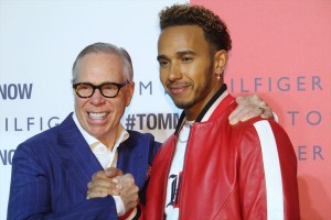 （左から）トミー・ヒルフィガー、ルイス・ハミルトン