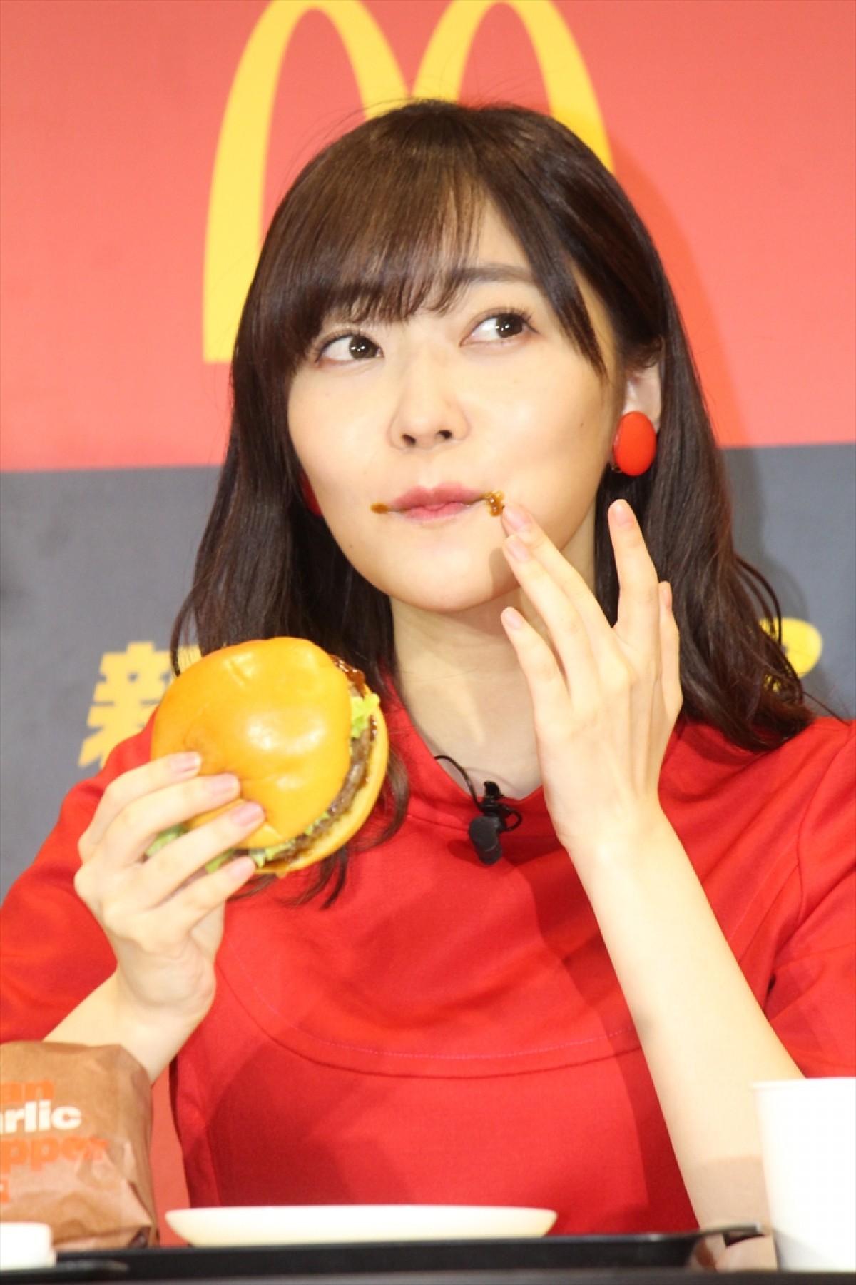 指原莉乃、ハンバーガーをパクつきながら「ダイエット始めました」