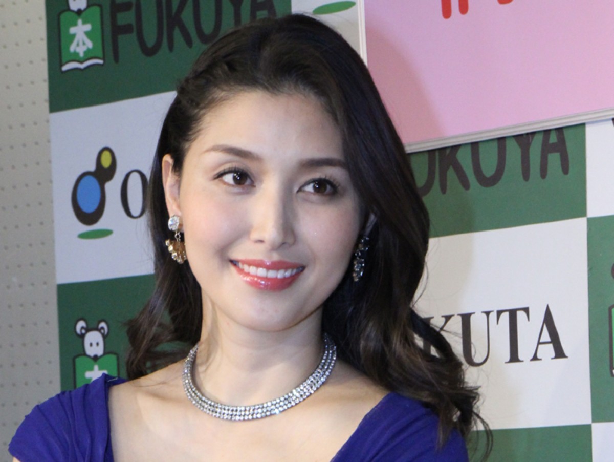 橋本マナミ、美脚あらわでナイスショット　舘ひろしとの写真にも反響