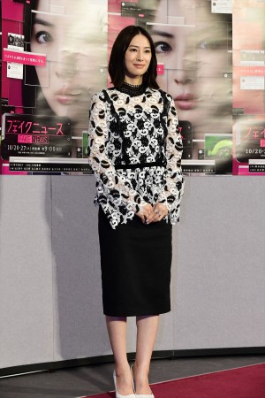 土曜ドラマ『フェイクニュース』試写会に登場した北川景子
