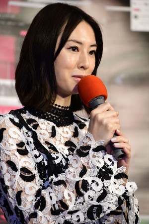 土曜ドラマ『フェイクニュース』試写会に登場した北川景子