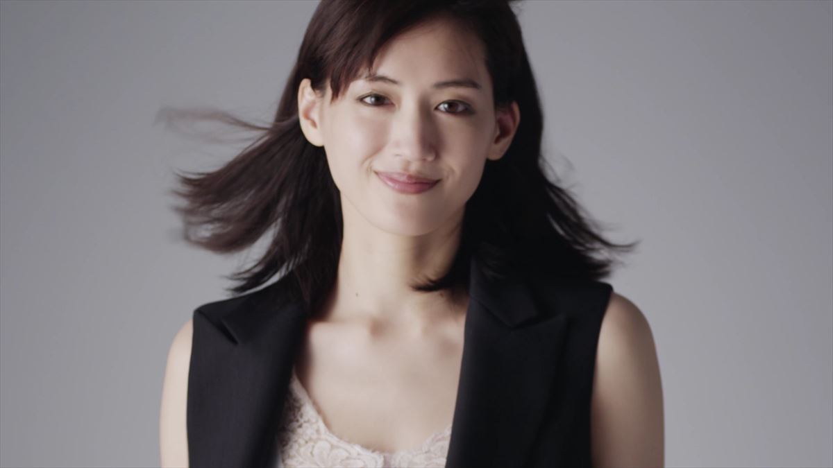 綾瀬はるか、大人の色気漂う新CM公開　デートしたい場所も告白
