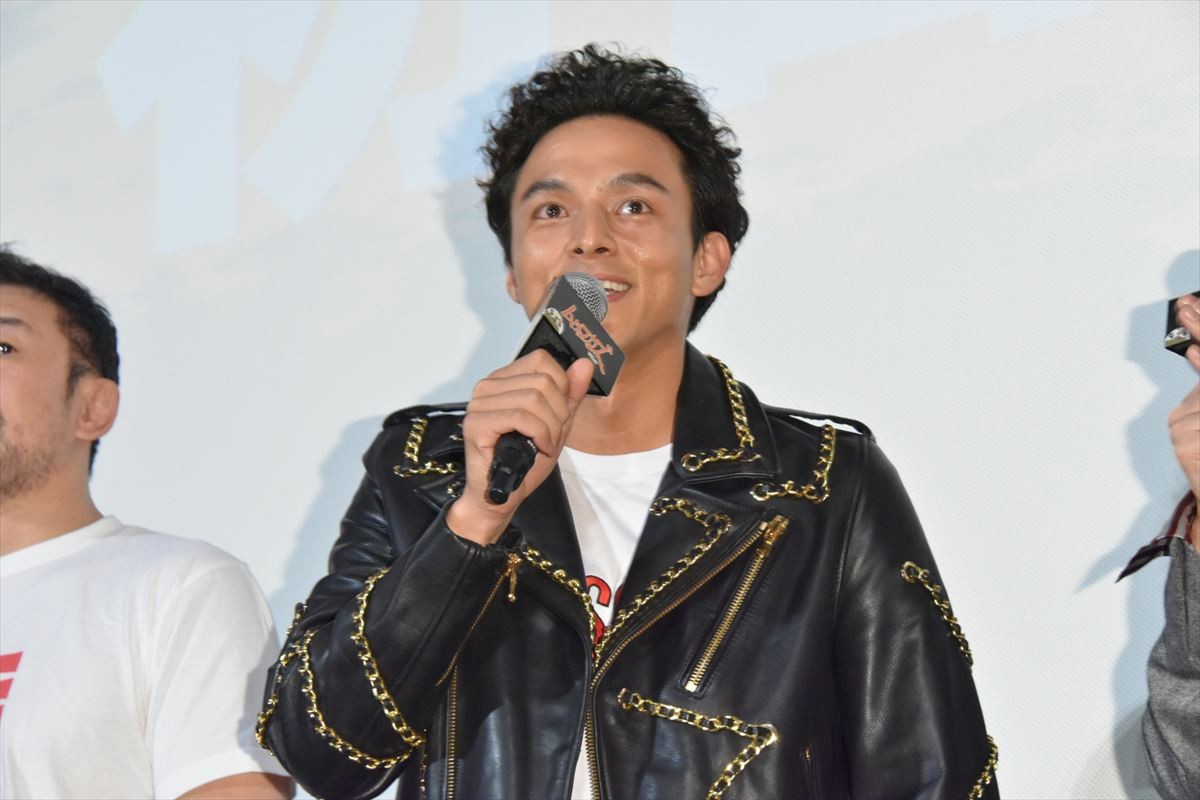 草なぎ剛、出演アニメ映画のUSA進出を“いいねダンス”で祝福