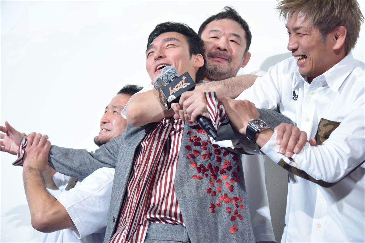 草なぎ剛、出演アニメ映画のUSA進出を“いいねダンス”で祝福