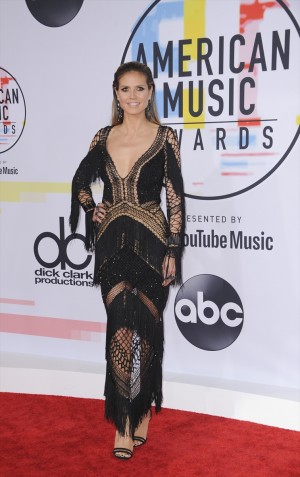 ハイディ・クルム、「2018 アメリカン・ミュージック・アワード」レッドカーペットに登場