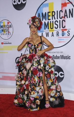 カーディ・B、「2018 アメリカン・ミュージック・アワード」レッドカーペットに登場