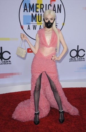 ポピー・モンゴメリー、「2018 アメリカン・ミュージック・アワード」レッドカーペットに登場