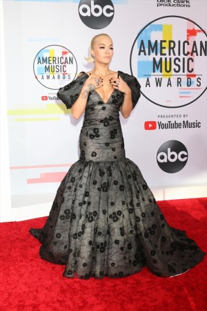 リタ・オラ、「2018 アメリカン・ミュージック・アワード」レッドカーペットに登場