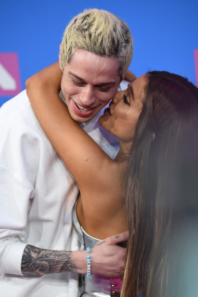 アリアナ・グランデ、ピート・デイビッドソン、ARIANA GRANDE、PETE DAVIDSON