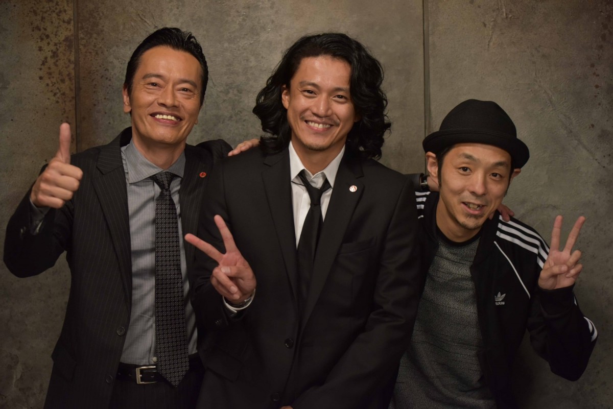 （左から）遠藤憲一、小栗旬、宮藤官九郎／WOWOW『遠藤憲一と宮藤官九郎の勉強させていただきます』第1話クランクアップ写真