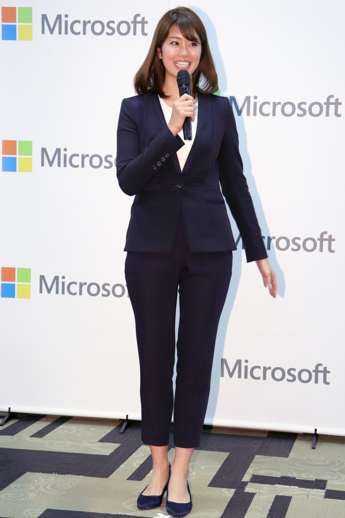 稲村亜美、パンツスーツ姿で神スイング「少し新鮮ですね」　【PR】