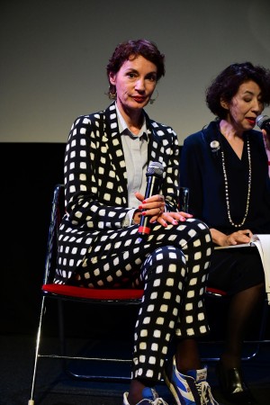 映画『バルバラ ～セーヌの黒いバラ～』公開記念イベントに登場したジャンヌ・バリバール