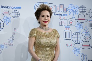 「Booking.com Traveler of the Year 表彰式」に登壇したデヴィ夫人
