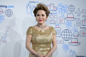 「Booking.com Traveler of the Year 表彰式」に登壇したデヴィ夫人