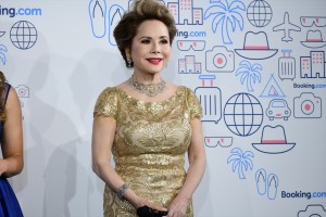「Booking.com Traveler of the Year 表彰式」に登壇したデヴィ夫人