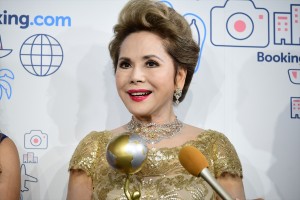 「Booking.com Traveler of the Year 表彰式」に登壇したデヴィ夫人