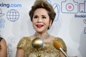 「Booking.com Traveler of the Year 表彰式」に登壇したデヴィ夫人