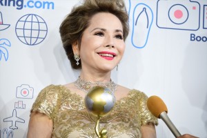 「Booking.com Traveler of the Year 表彰式」に登壇したデヴィ夫人