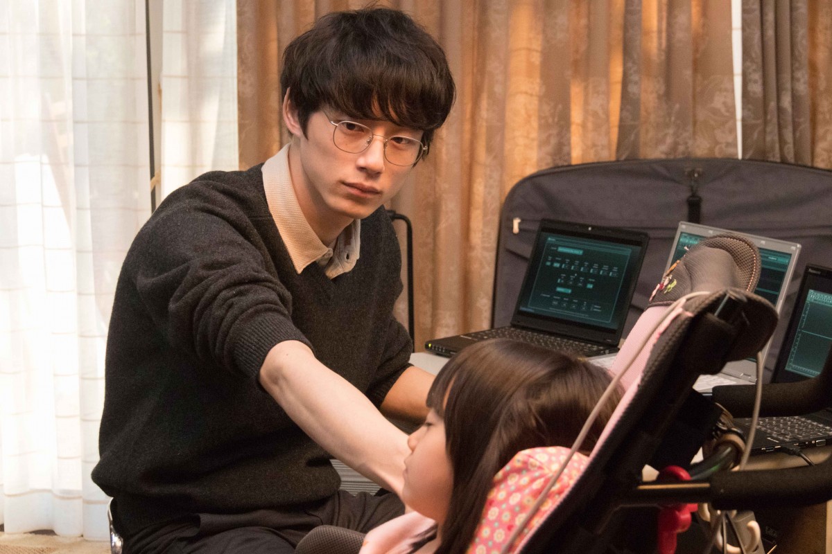 坂口健太郎がピュアな研究者を熱演『人魚の眠る家』めがね姿の新カット