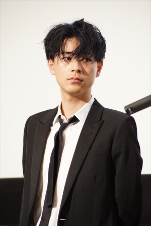 『ここは退屈迎えに来て』公開記念舞台挨拶に登壇した成田凌