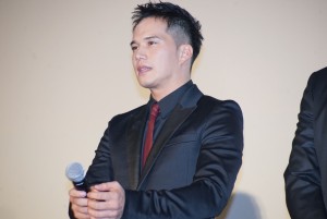 『あいあい傘』公開直前舞台挨拶に登壇した市原隼人