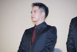 『あいあい傘』公開直前舞台挨拶に登壇した市原隼人