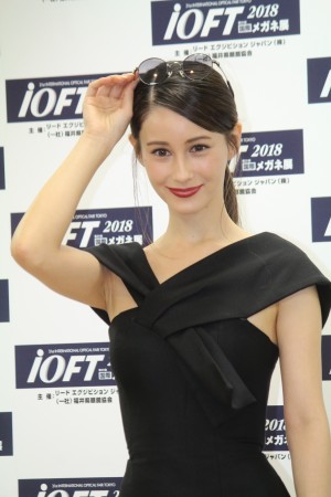 「第31回 日本 メガネ ベスト ドレッサー賞」表彰式・記者会見に登場したダレノガレ明美