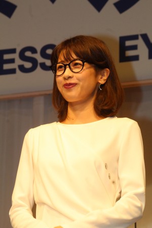 「第31回 日本 メガネ ベスト ドレッサー賞」表彰式・記者会見に登場した加藤綾子