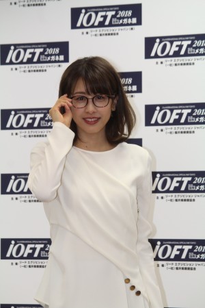 「第31回 日本 メガネ ベスト ドレッサー賞」表彰式・記者会見に登場した加藤綾子