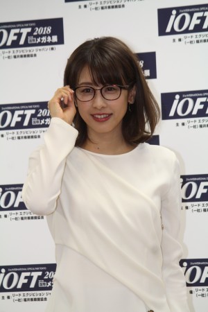 「第31回 日本 メガネ ベスト ドレッサー賞」表彰式・記者会見に登場した加藤綾子