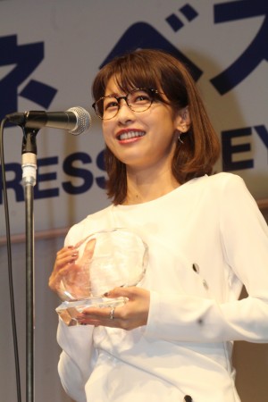 「第31回 日本 メガネ ベスト ドレッサー賞」表彰式・記者会見に登場した加藤綾子