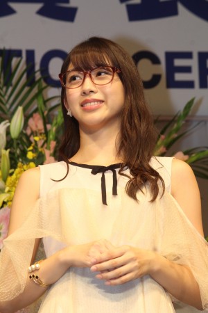 「第31回 日本 メガネ ベスト ドレッサー賞」表彰式・記者会見に登場した牧野真莉愛（モーニング娘。’18）