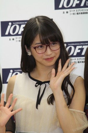 「第31回 日本 メガネ ベスト ドレッサー賞」表彰式・記者会見に登場した牧野真莉愛（モーニング娘。’18）