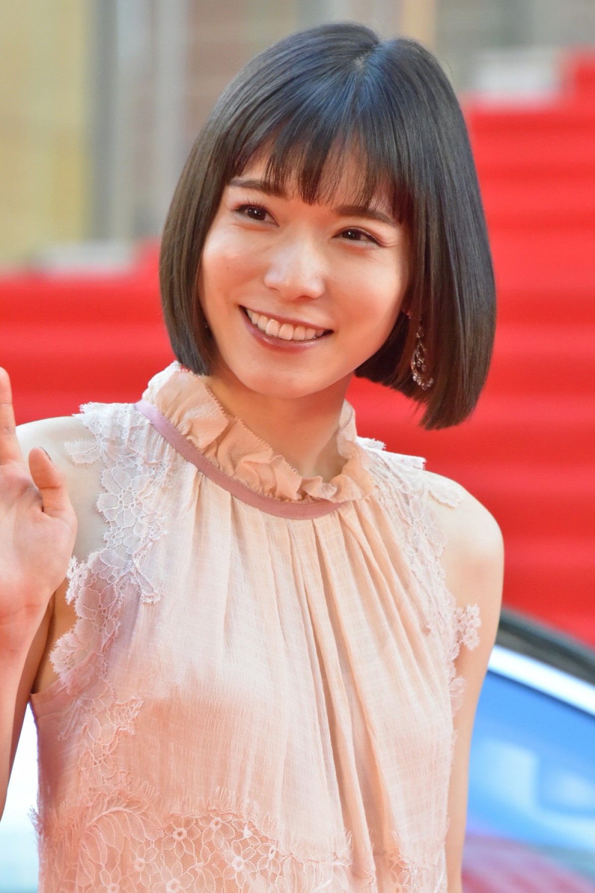 ＜第31回東京国際映画祭＞アンバサダー・松岡茉優、ワンピースでにこやかに挨拶