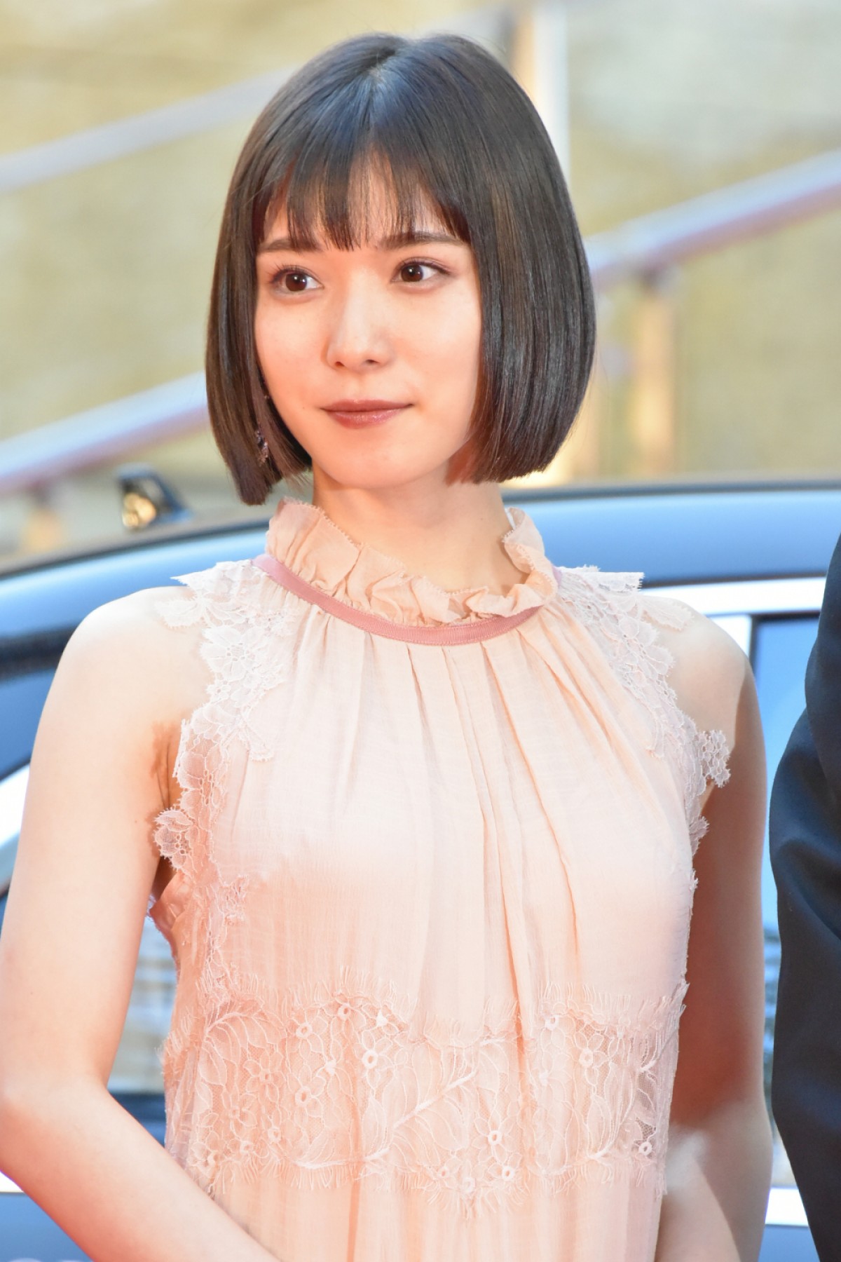 ＜第31回東京国際映画祭＞アンバサダー・松岡茉優、ワンピースでにこやかに挨拶