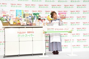 大きなお腹で「楽天西友ネットスーパー」グランドオープン記者発表会に登壇した辻希美
