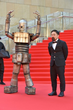 山下敦弘、「第31回東京国際映画祭」オープニング＆レッドカーペットに登場