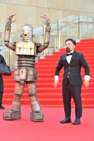 山下敦弘、「第31回東京国際映画祭」オープニング＆レッドカーペットに登場