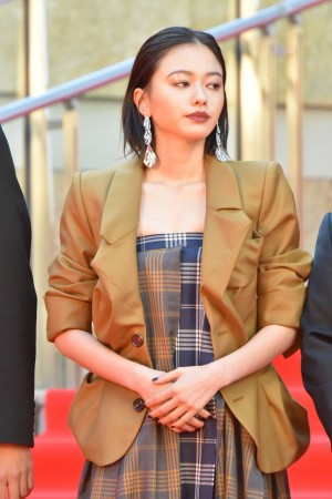 山本舞香、「第31回東京国際映画祭」オープニング＆レッドカーペットに登場
