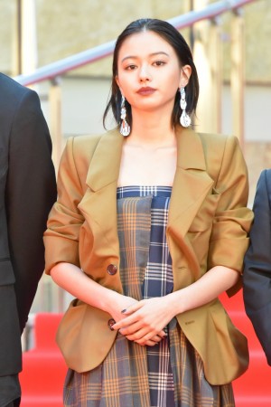 山本舞香、「第31回東京国際映画祭」オープニング＆レッドカーペットに登場