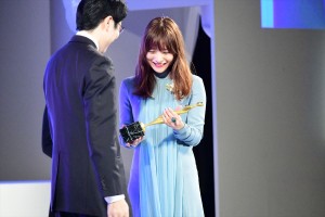 「東京ドラマアウォード2018」にて『アンナチュラル』で主演女優賞を受賞した石原さとみ