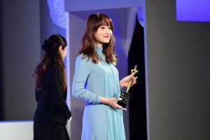 「東京ドラマアウォード2018」にて『アンナチュラル』で主演女優賞を受賞した石原さとみ