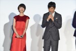 映画『オズランド 笑顔の魔法おしえます。』公開記念舞台挨拶に登場した（左から）波瑠、西島秀俊