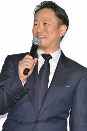 映画『オズランド 笑顔の魔法おしえます。』公開記念舞台挨拶に登場した波多野貴文監督