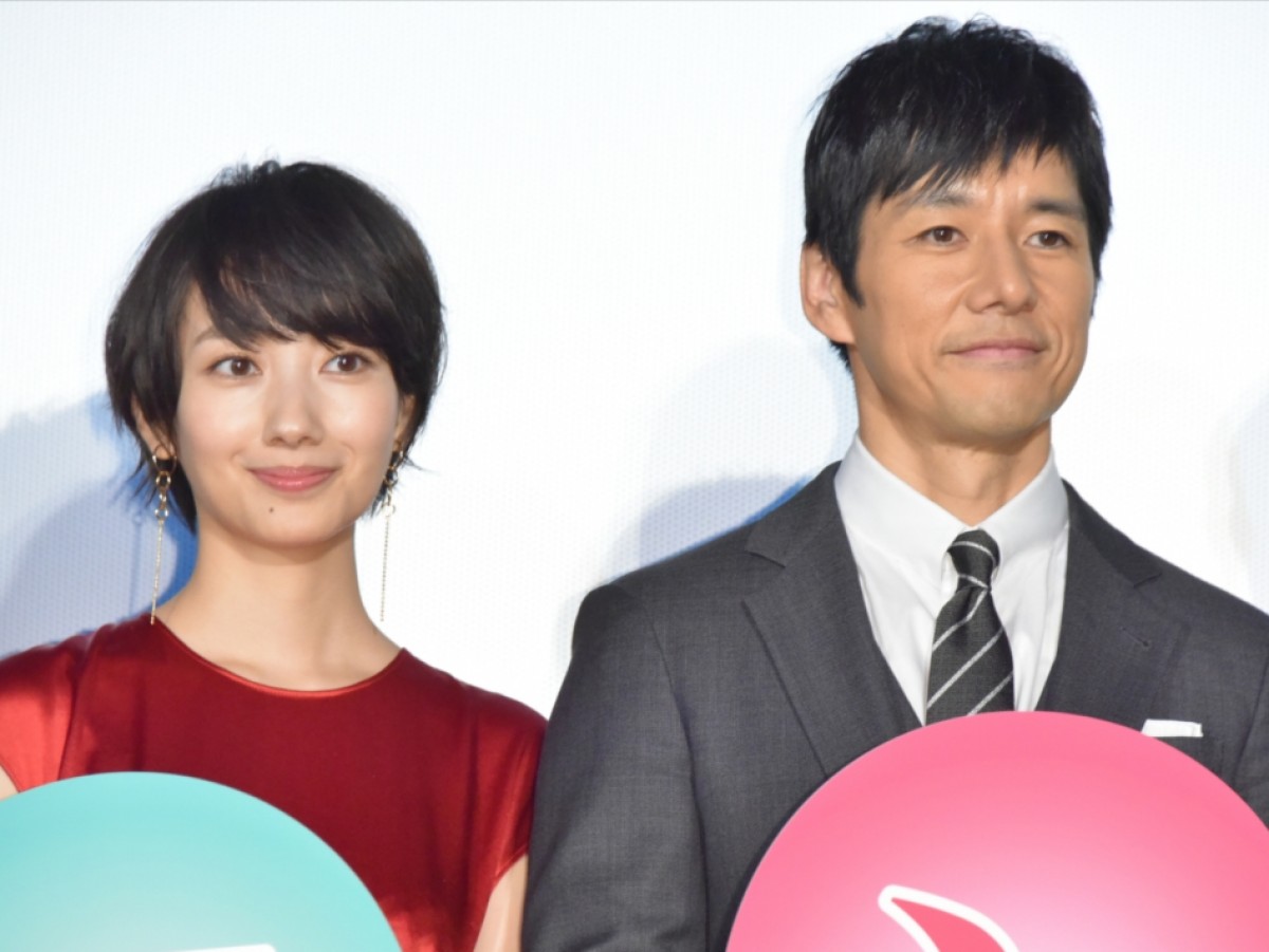 映画『オズランド 笑顔の魔法おしえます。』公開記念舞台挨拶に登場した(左から)波瑠、西島秀俊