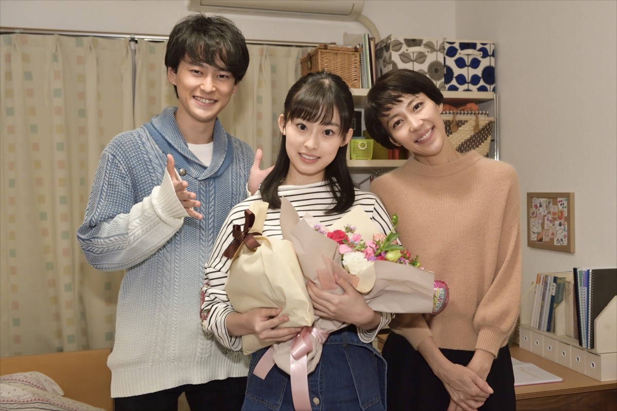 『あなたには渡さない』収録現場で15歳の誕生日を迎えた井本彩花(中央)と、祝福する木村佳乃(右)と山本直寛(左)