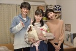 『あなたには渡さない』収録現場で15歳の誕生日を迎えた井本彩花（中央）と、祝福する木村佳乃（右）と山本直寛（左）