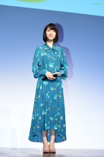 季節を感じて着替えるコンタクト「Four Seasons」商品発表会に登場した浜辺美波