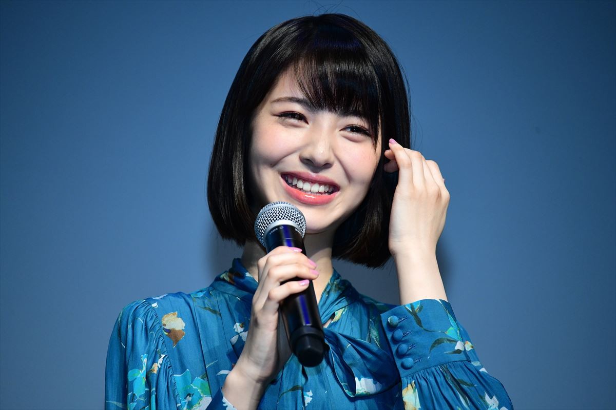 現役女子高生の浜辺美波、教室での誕生日サプライズに「驚きました」